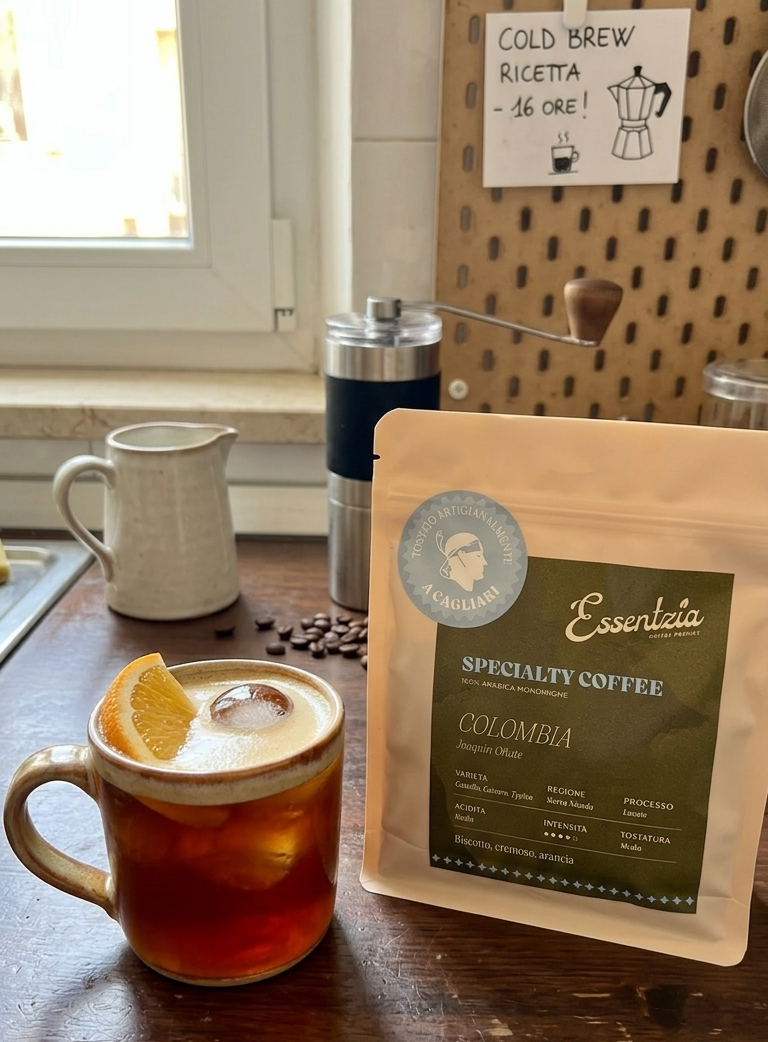 bicchiere di cold brew con pacchetto caffè 